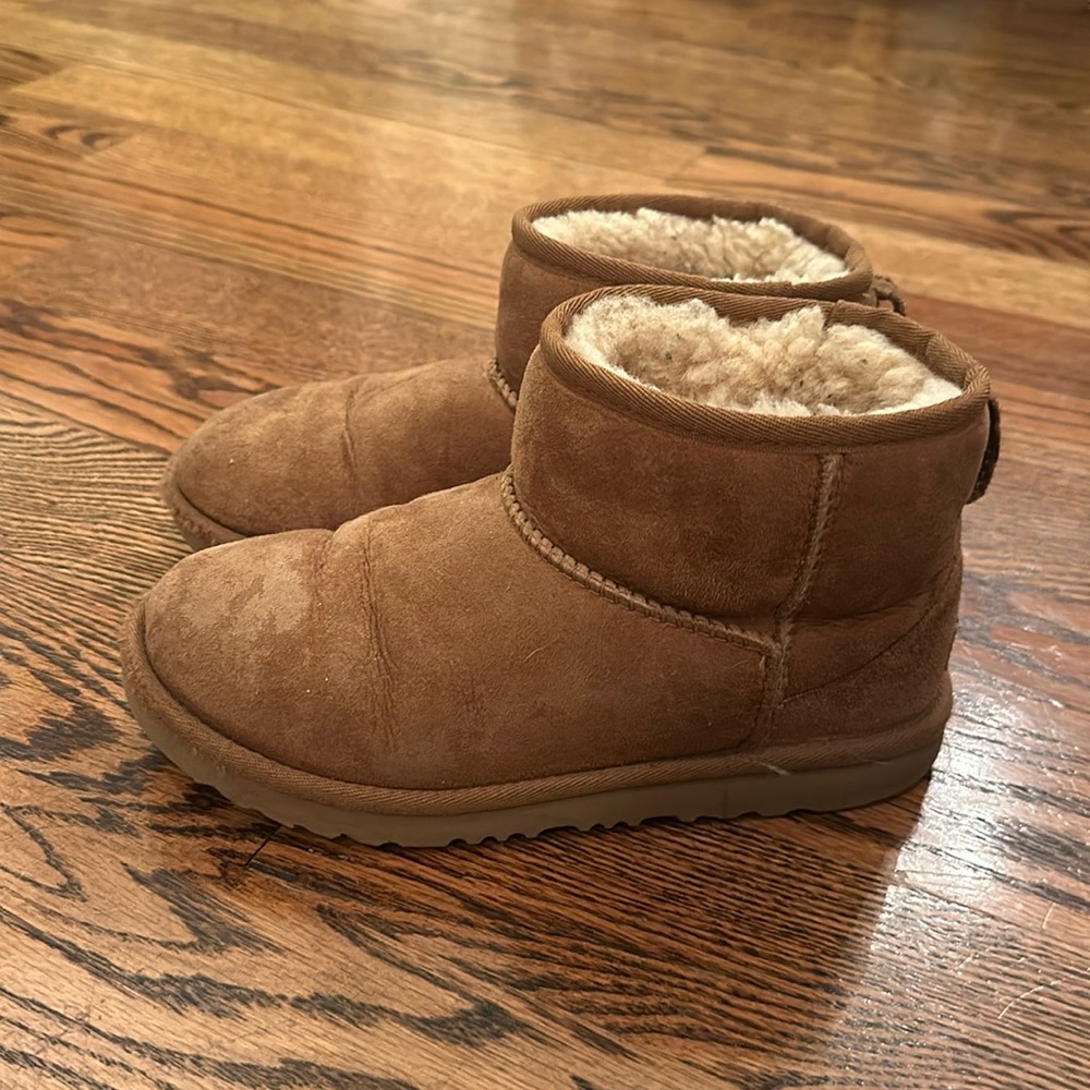 Chestnut mini uggs kids size 4 (Big Kid)